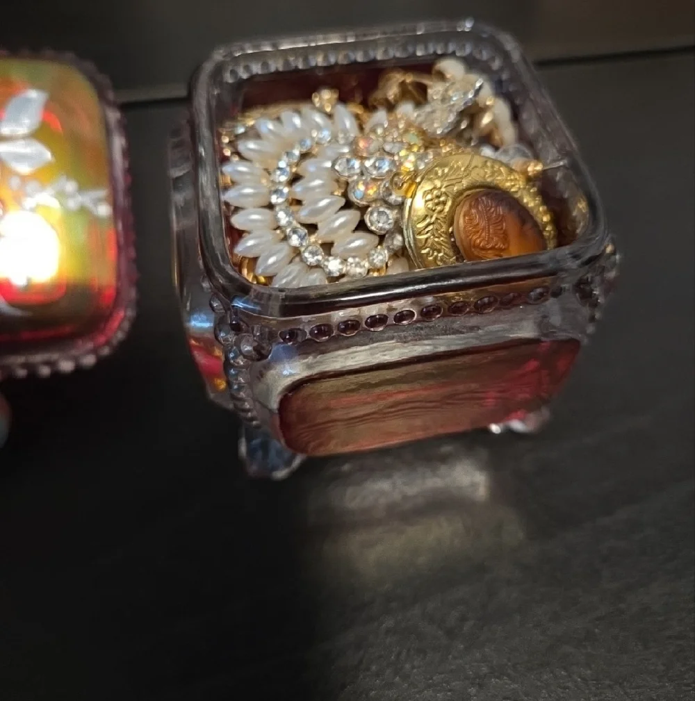 Westmoreland Glass Trinket Box Filled With Jewelry (Handpainted) [1976] - Picture 2 of 9